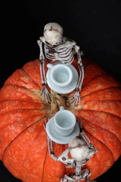 Concetto Halloween Due Scheletri Che Bevono Sul Tavolo Zucca Contro — Foto Stock