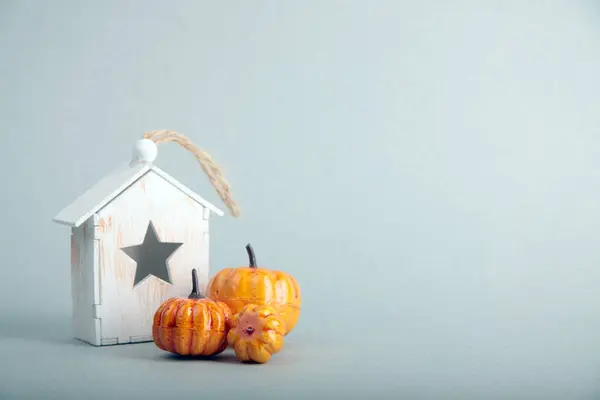 Casa Giocattolo Legno Foglie Gialle Sfondo Grigio Immagine Contiene Spazio — Foto Stock