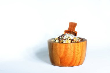 Beyaz arka planda izole edilmiş ahşap çorba kasesi. Resim kopyalama alanı içeriyor