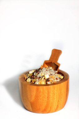 Beyaz arka planda izole edilmiş ahşap çorba kasesi. Resim kopyalama alanı içeriyor