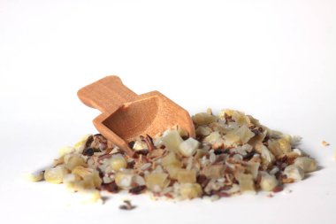 Beyaz arka planda izole edilmiş çorba ve ahşap kaşık yığını. Resim kopyalama alanı içeriyor