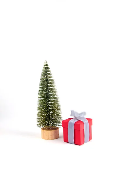 Grote Rode Geschenkdoos Onder Dennenboom Geïsoleerd Witte Achtergrond Kerstconcept Afbeelding — Stockfoto