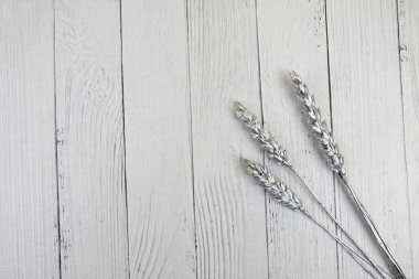 Siyah arka planda izole edilmiş üç gümüş buğday parçası yatıyordu. Resim kopyalama alanı içeriyor