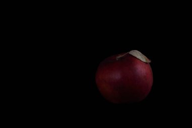 Kırmızı elma siyah arkaplanda yatay görüntüde izole edildi. Resim kopyalama alanı içeriyor