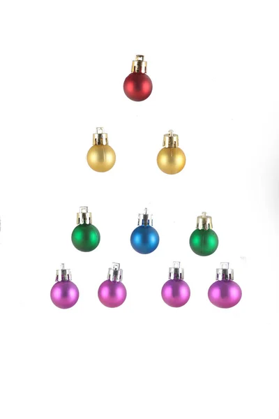 Alternatif Noel ağacı beyaz arka planda noel toplarından yapılmış. Monokrom palet. Asgari Noel konsepti. Düz yat, boşluğu kopyala