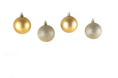 Beyaz arka planda izole edilmiş dört altın noel topu. Asgari Noel konsepti. Uzayı kopyala Yatay resim