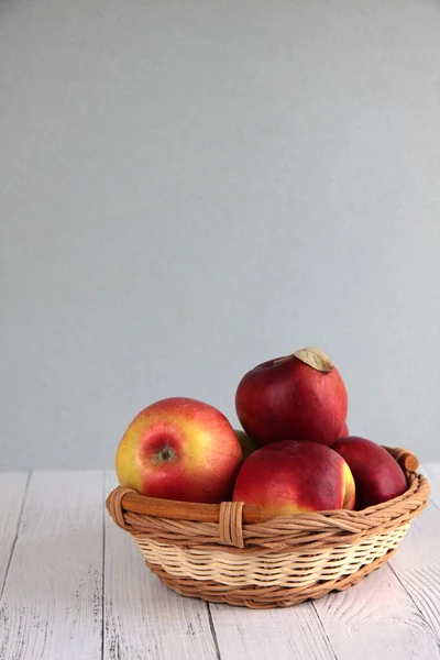 Cesta Maçãs Vermelhas Mesa Madeira Contra Fundo Cinza Imagem Contém — Fotografia de Stock