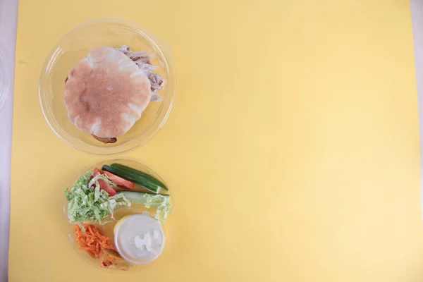 Gyrosmörgås Plastskål Bröd Och Ingredienser För Att Göra Gyron Isolerad — Stockfoto