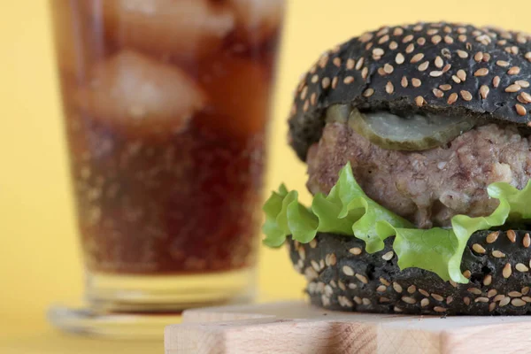 Hambúrguer Preto Mesa Corte Madeira Copo Cola Gelo Isolado Fundo — Fotografia de Stock