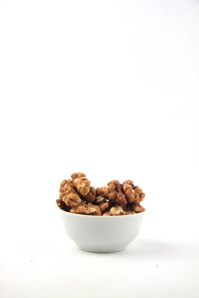 Miska Vlašských Ořechů Bílém Pozadí Svislého Obrazu Obrázek Obsahuje Místo — Stock fotografie