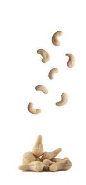 Beyaz arka plana kaju döküldü. Uçan yiyecek kavramı. Resim kopyalama alanı içeriyor