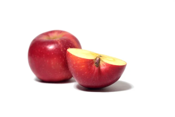 Pomme Rouge Entière Demi Pièce Isolée Sur Fond Blanc Image — Photo