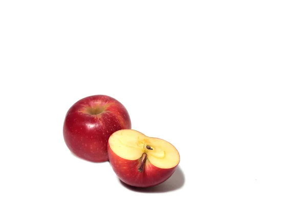 Pomme Rouge Entière Demi Pièce Isolée Sur Fond Blanc Image — Photo