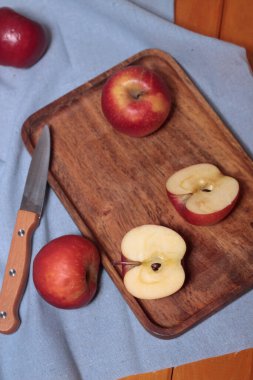 Elma ve bıçak peçetenin üstünde yatıyordu. Sağlıklı yeme kavramı