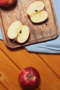 Elmalar tahta tabakta peçete düzlüğünde yatıyordu. Sağlıklı yeme kavramı