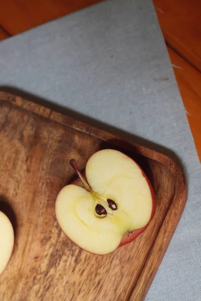 Połowa Jabłko Drewniany Talerz Serwetka Leżę Płaski Koncepcja Zdrowego Odżywiania — Zdjęcie stockowe
