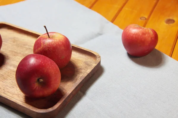 Las Manzanas Sobre Plato Madera Sobre Servilleta Concepto Alimentación Saludable — Foto de Stock