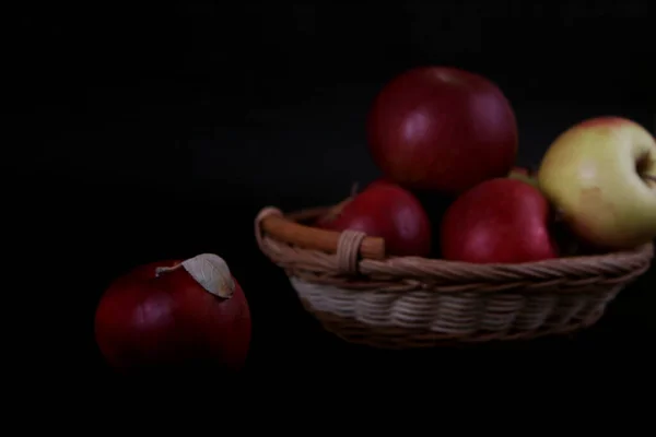 Uma Pilha Maçãs Uma Cesta Isolada Fundo Preto Conceito Alimentação — Fotografia de Stock