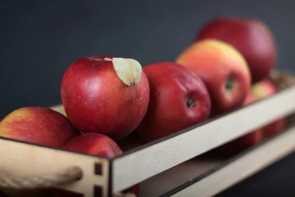 Caixa Madeira Maçãs Isoladas Fundo Preto Imagem Horizontal Conceito Alimentação — Fotografia de Stock