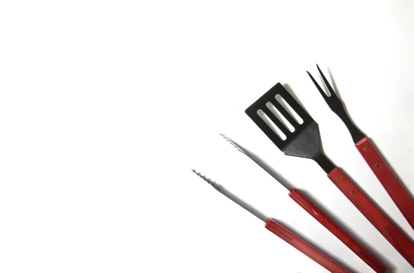BBQ enstrüman kiti - maşa, spatula, çatal - beyaz arka planda izole edilmiş bir şekilde kapat. Resim kopyalama alanı içeriyor
