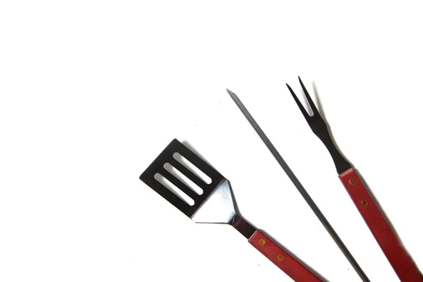 BBQ enstrüman kiti - şiş, spatula, çatal - beyaz zemin üzerinde izole edilmiş şekilde kapat. Resim kopyalama alanı içeriyor