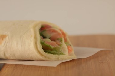 Ahşap kesme tahtasındaki kebap hafif arka planda. Resim kopyalama alanı içeriyor