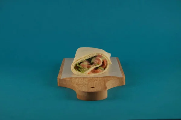 Doner Kebab Dřevěné Řezací Desce Proti Modrému Pozadí Horizontální Obraz — Stock fotografie