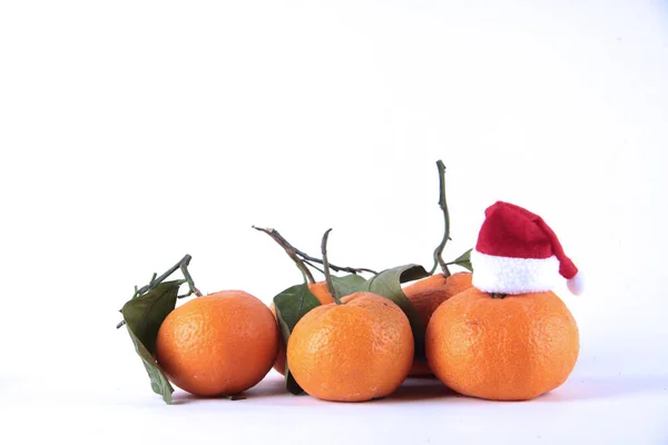 Mucchio Mandarini Uno Cappello Babbo Natale Isolato Sfondo Bianco Concetto — Foto Stock