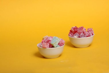 Sarı arka plan yatay görüntüsünde iki kase Raf lakoum izole edilmiş. Türk tatlı kavramı