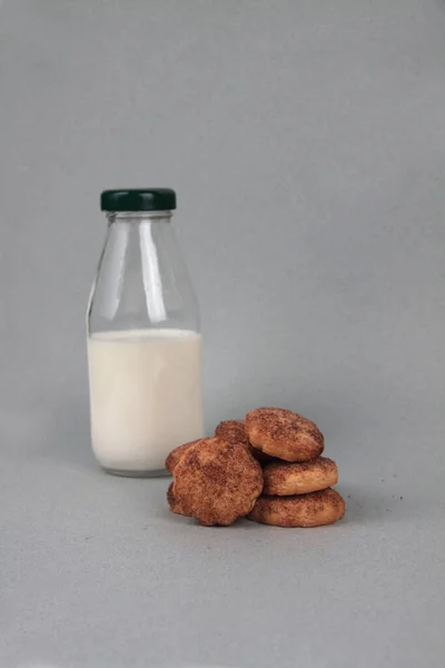 Concept Πρωινού Ένας Σωρός Από Μπισκότα Και Ένα Μπουκάλι Γάλα — Φωτογραφία Αρχείου
