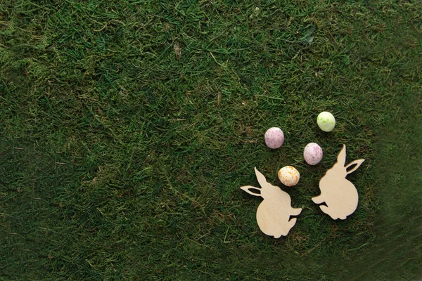 Easter Egg Hunt Concept Králíci Vejce Zeleném Pozadí Ploché Snášky — Stock fotografie