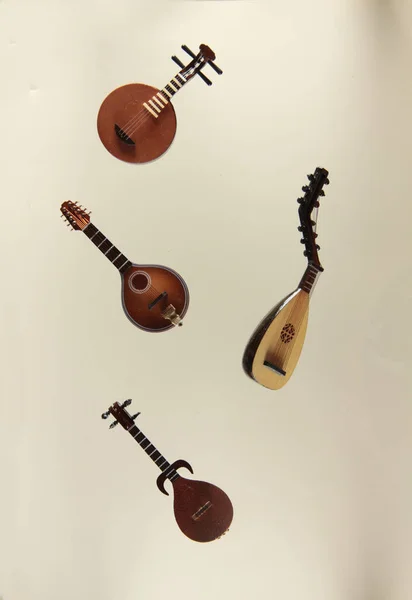 Stränginstrument Rebab Teorbo Yueqin Och Mandolin Isolerad Mot Ljus Bakgrund — Stockfoto