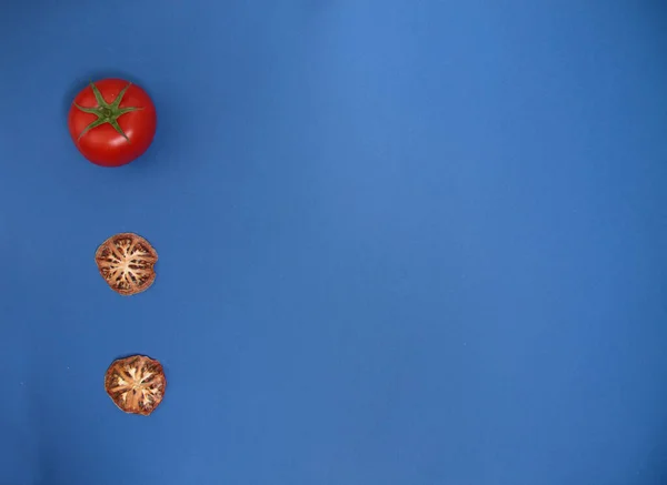 Φρέσκια Κομμένη Ντομάτα Και Αποξηραμένη Ντομάτα Που Απομονώνονται Λευκό Φόντο — Φωτογραφία Αρχείου