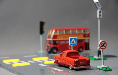Yol güvenliği kavramı - trafik işaretli oyuncak kavşağı, pikap ve otobüs