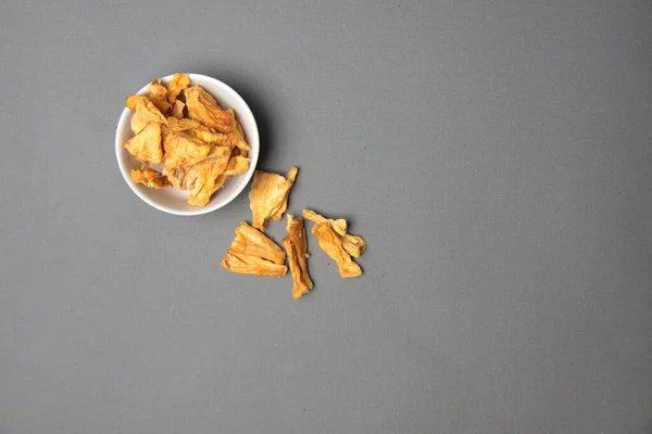 Gesunde Ernährung Konzept Eine Schüssel Getrocknete Ananas Isoliert Auf Grauem — Stockfoto