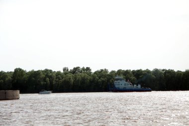 Nehirde yüzen tekneyi itmek - ulaşım konsepti