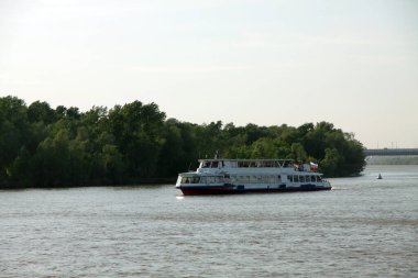 Nehirde yüzen eğlence teknesi. Ulaşım konsepti. Resim kopyalama alanı içeriyor