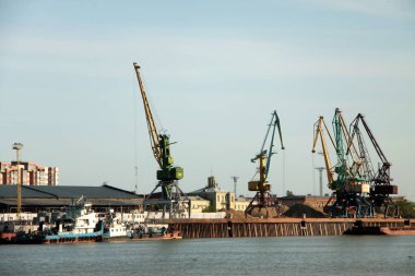 Ulaşım konsepti, şehir manzarası - vinçli nehir limanı manzarası
