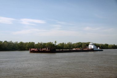 Nehirde yüzen tekneyi itmek - ulaşım konsepti