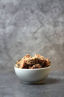 Sağlıklı beslenme konsepti - gri arka planda bir kase çıtır çıtır. Resim kopyalama alanı içeriyor