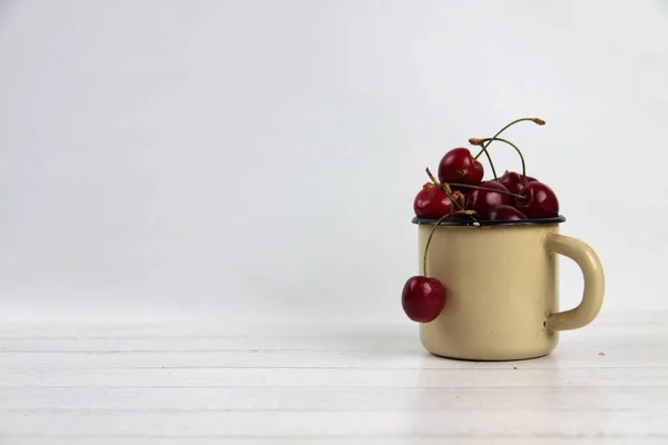 Caneca Metall Cereja Fundo Branco Verão Conceito Alimentação Saudável — Fotografia de Stock