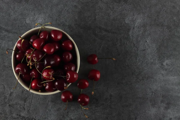 Tigela Branca Cereja Preta Isolada Sobre Fundo Cinza Flat Lay — Fotografia de Stock