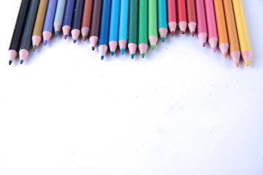 çizim kavramı - beyaz arka planda izole edilmiş renkli kalemler dizisi