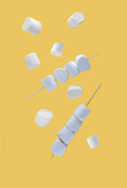 Vliegend Voedsel Concept Marshmallows Spiesen Zweven Tegen Een Gele Achtergrond — Stockfoto