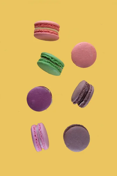 Vliegend Voedsel Concept Macarons Van Verschillende Kleuren Zweven Gele Achtergrond — Stockfoto