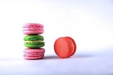 Beyaz arka planda izole edilmiş bir yığın badem kurabiyesi. Resim kopyalama alanı içeriyor