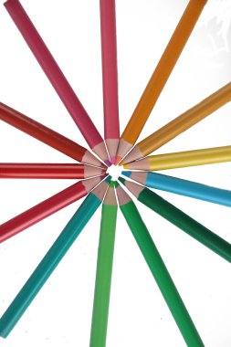 Okul konseptine geri dönelim - beyaz arka planda izole edilmiş farklı renklerde kalemler