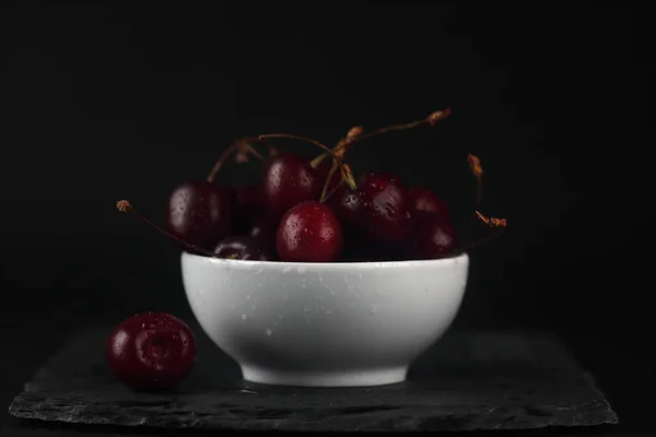 Alimentação Saudável Uma Tigela Cereja Isolada Fundo Preto — Fotografia de Stock