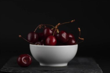 Healhy yemek - bir kase kiraz siyah arka planda izole
