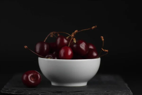 Alimentação Saudável Uma Tigela Cereja Isolada Fundo Preto — Fotografia de Stock